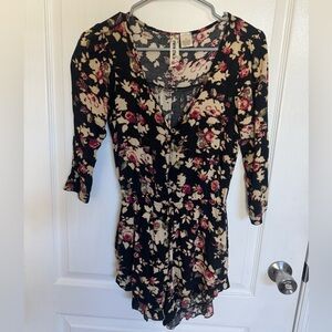 ✨Mimi Chica Black Floral Romper✨